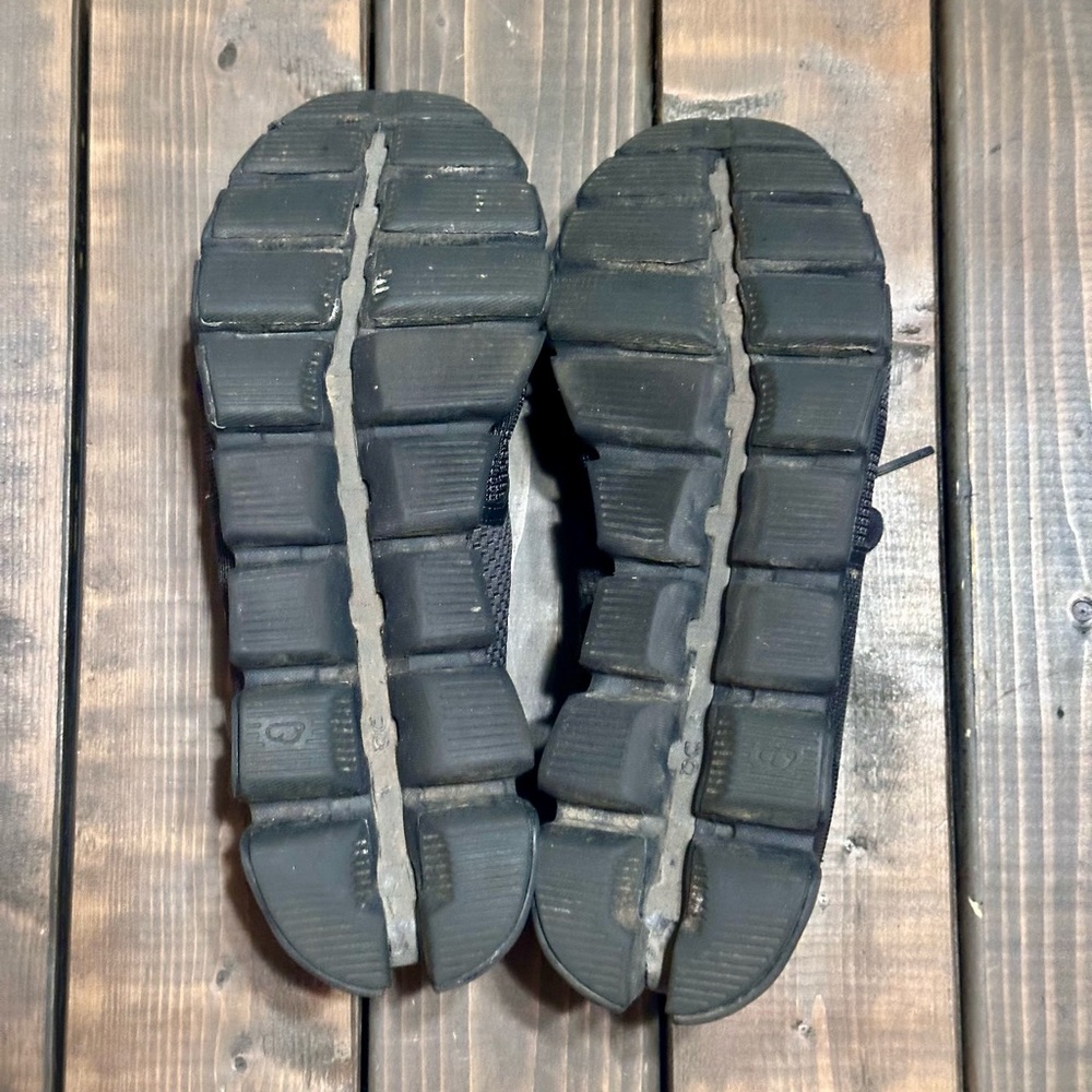 On Running/On Cloud X running shoes. - Picture 3 of 4